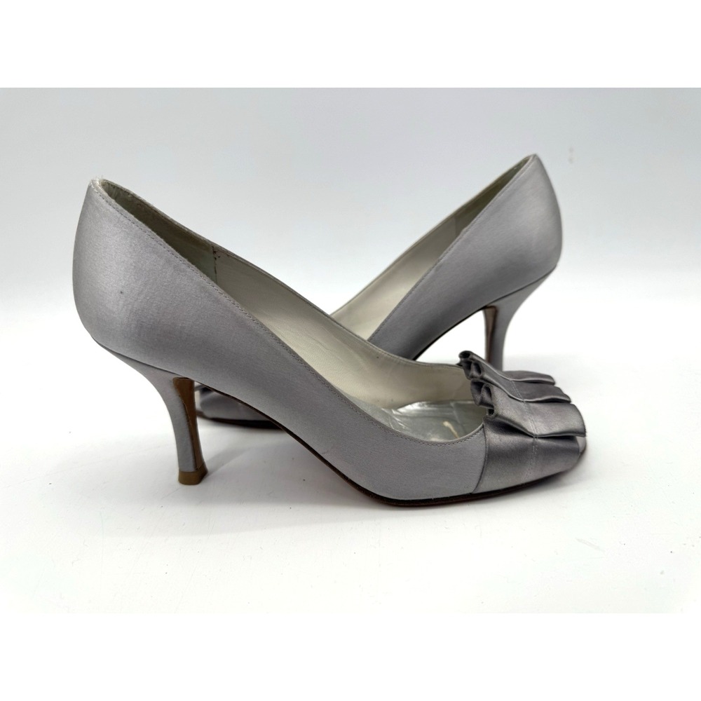 Stuart Weitzman Gigiritz Silver Satin Ruffle Pump Heel 8M Evening Wedding Dressy